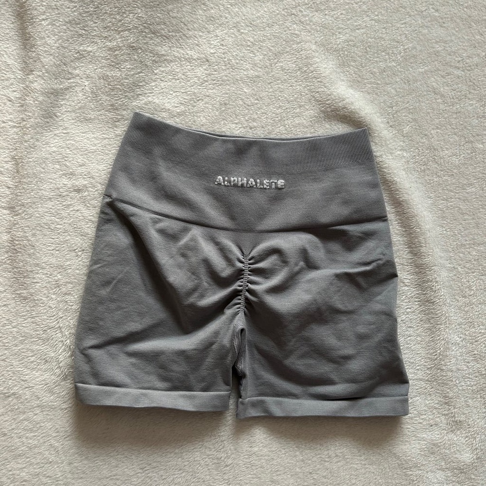 Alphalete Amplify Shorts 3.5” Inseam Thundercloud - Picture 3 of 11